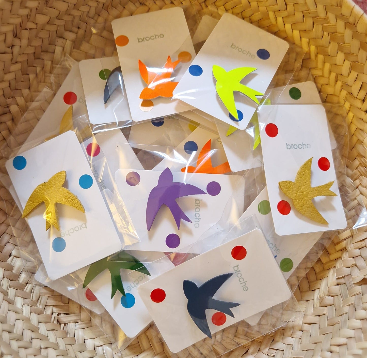 Broche cuir hirondelle