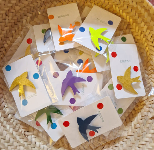 Broche cuir hirondelle