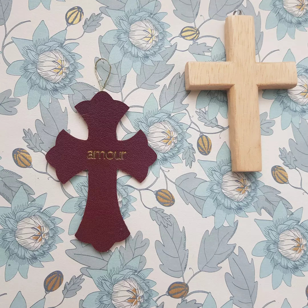Croix décorative en cuir