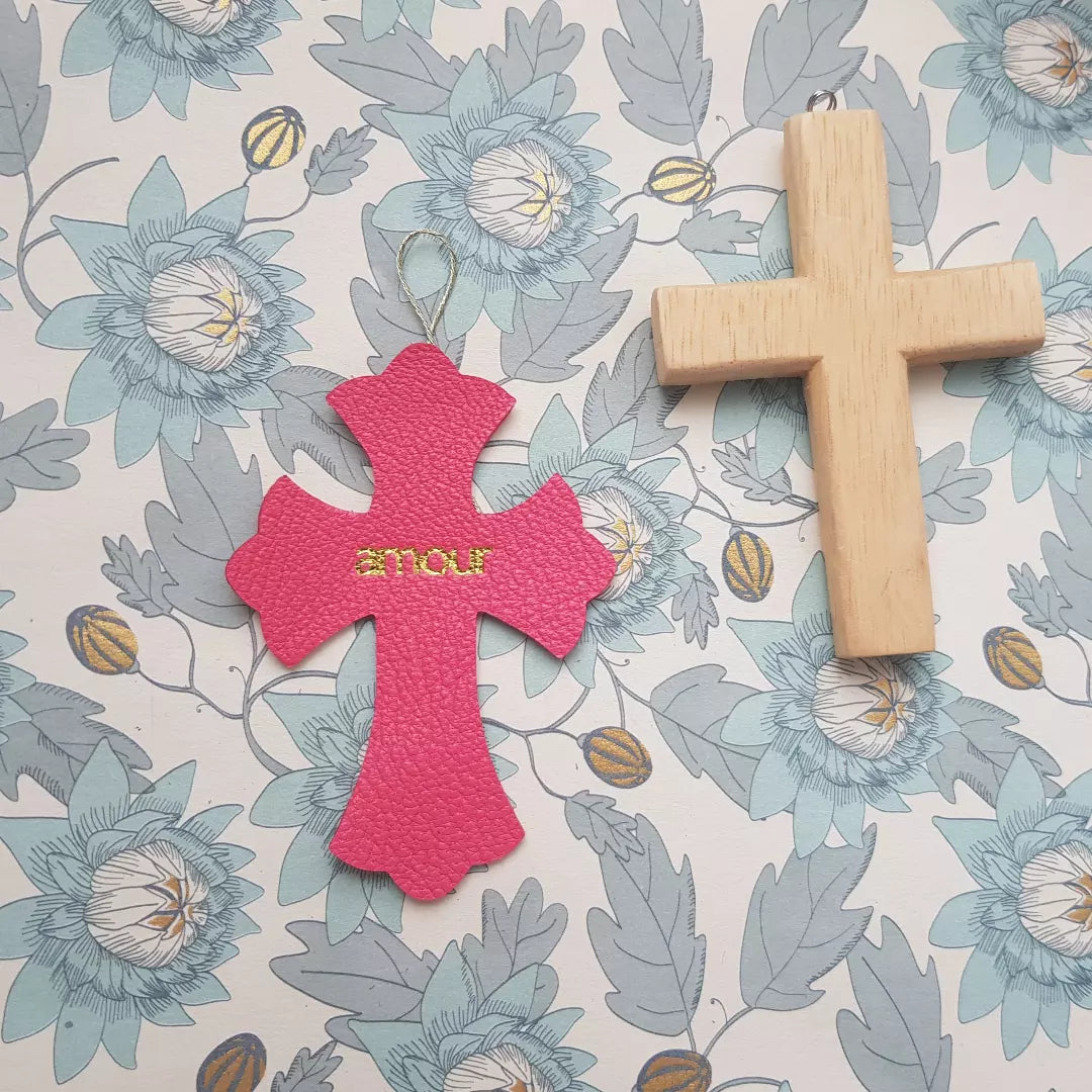 Croix décorative en cuir